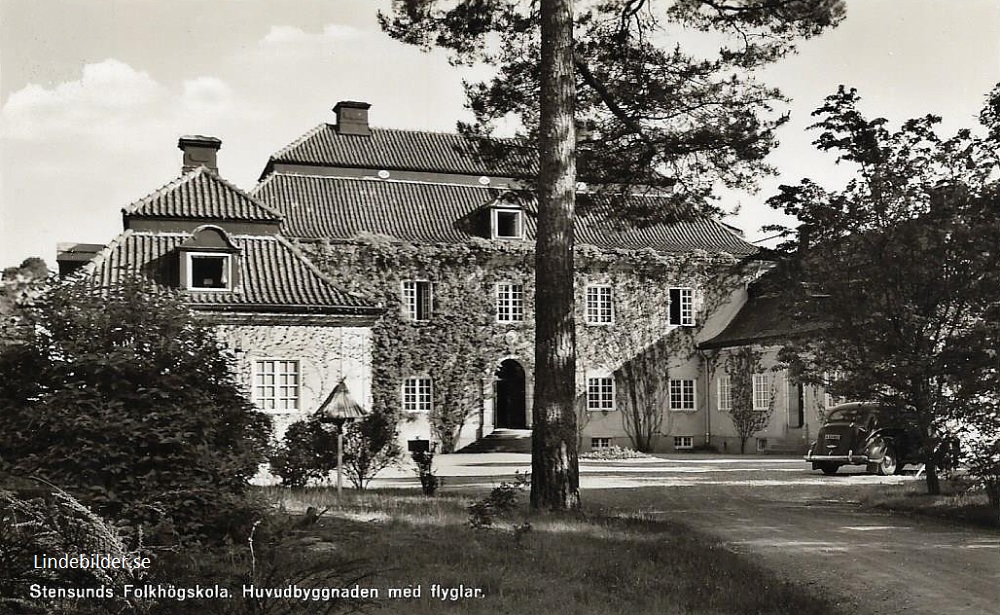 Stensunds Folkhögskola. Huvudbyggnaden med flyglar