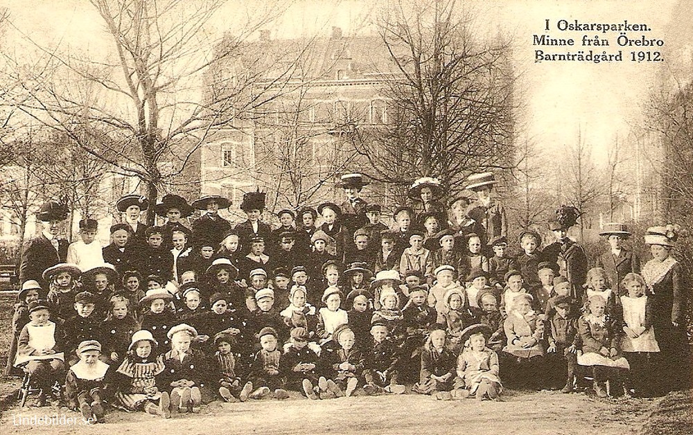 I Oskarsparken. Minne från Örebro Barnträdgård 1912