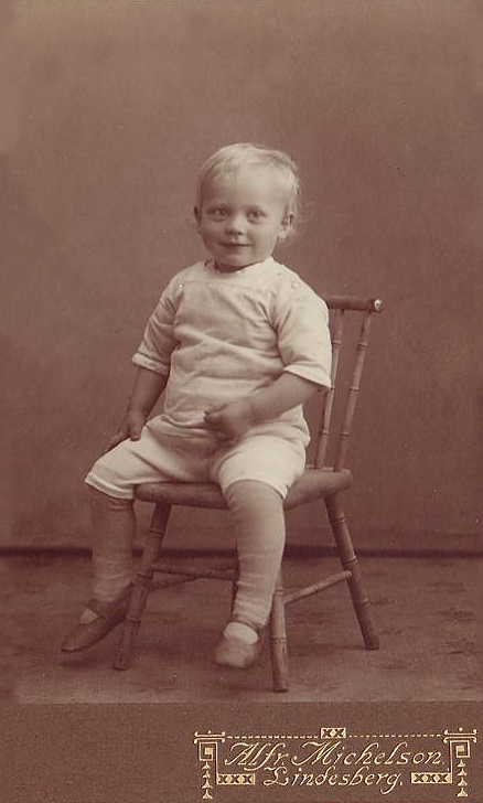 Lindesberg Ateljefoto, Pojke på stol