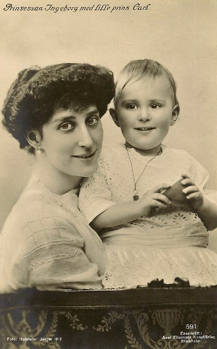 Mamma Ingeborg  med lilla Prins Carl Gustaf  1912