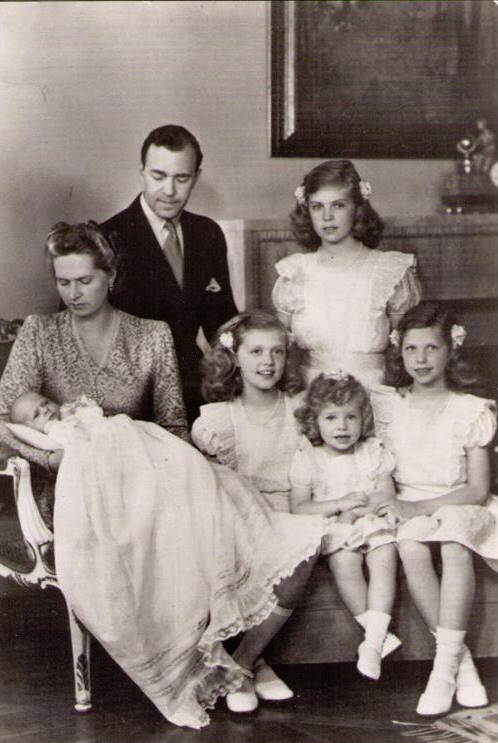 Carl Gustaf, Mamma Sibylla, Pappa Gustaf Adolf, Margaretha, Birgitta, Christina och Désirée 1946
