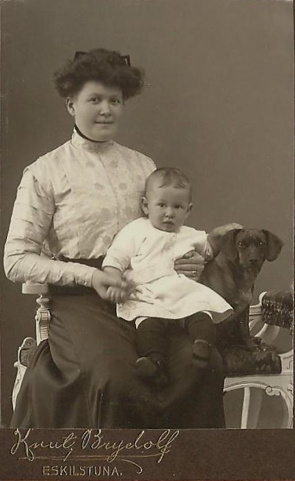 Eskilstuna Ateljefoto, mamma med barn