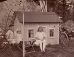 Lindesberg Tre barn i trädgården