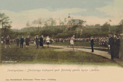 Idrottsplatsen i Jönköpings stadspark med Bäckaby gamla kyrka i fonden 1902