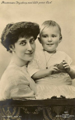Ingeborg Charlotta med son Carl Gustav 1912