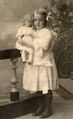 Nora Flicka med en docka 1909