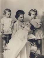 Désirée i famnen på mamma Sibylla, Birgitta och Margaretha