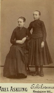 Eskilstuna Ateljefoto, två systrar