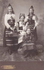 Eskilstuna Ateljefoto, Mamma med tre barn