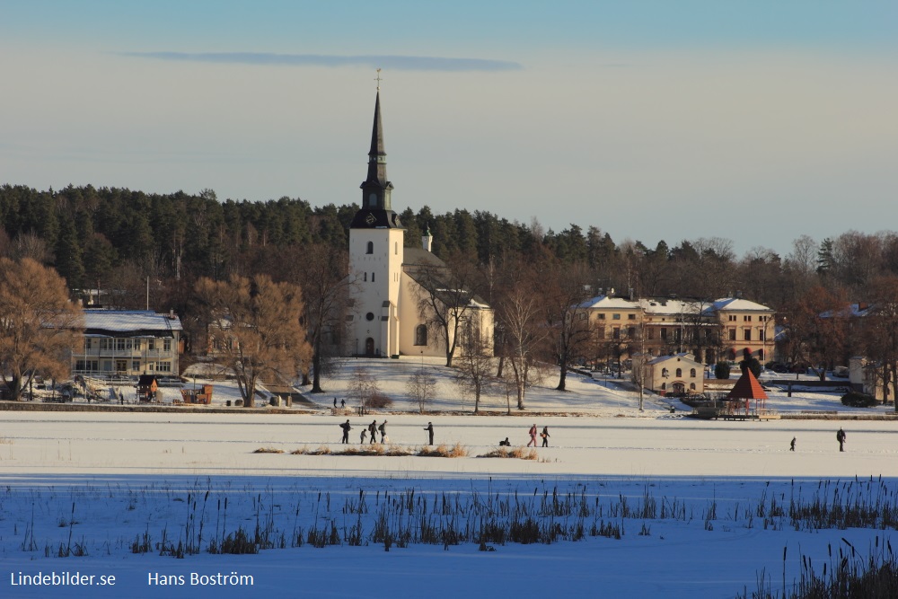 Vinterbild, kyrkan och isvandrare