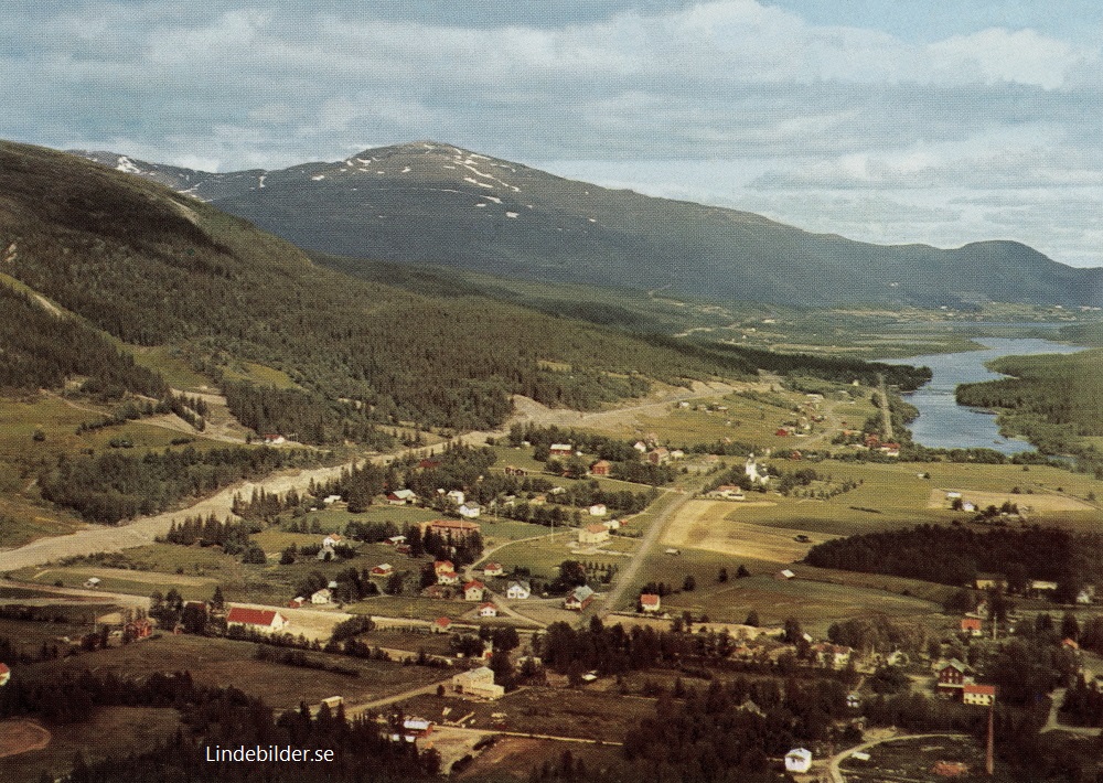Duved och Åre nya Kyrka i bakgrunden Åredalen och Åreskulen 1965