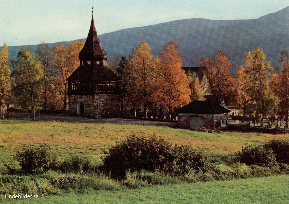 Åre gamla kyrka, i bakgrunden Renfjället