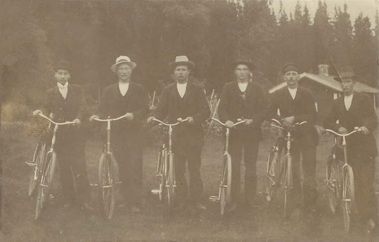 Karlskoga, Sex stycken cyklister på Kedjeåsen