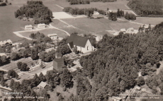 Sala. Flygfoto över Möklinta Kyrka 1967