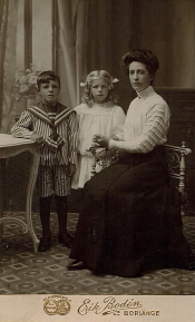 Borlänge Ateljefoto, Mor med två barn