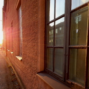 Kullgatans fönster i solskenet