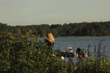Tjejen och båten på Lindesjön