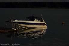 En båt vid en brygga i Lindesjön