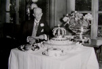 Gustav V vid tårtbord