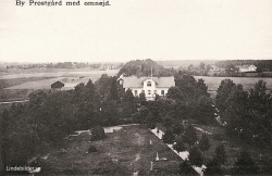 By Prostgård med omnejd 1911