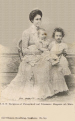 Mamma Ingeborg med barnen Margareta och Märta