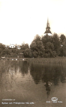 Lindesberg. Kyrkan och Prästgården från Sjön