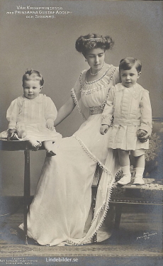Margaret med sina söner Gustaf Adolf och Sigvard 1909