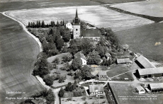 Flygfoto över Björksta kyrka 1956