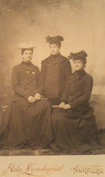 Norberg Ateljefoto Tre damer i hatt