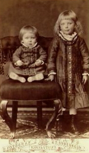 Eskilstuna Ateljefoto, två barn