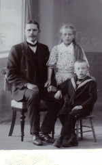 Eskilstuna Ateljefoto, Pappa med son och dotter