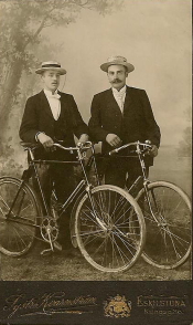 Eskilstuna Ateljefoto, Två män med cykel
