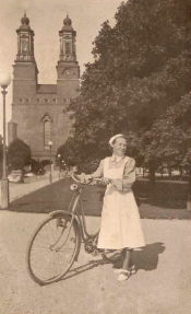 Eskilstuna, Dam med cykel framför kyrkan