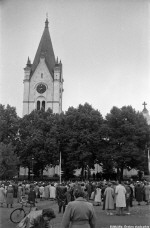 Nora Gustav VI Adolf på besök vid kyrkan